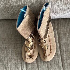 Disney’s Pocahontas moccasins size 2 /3 tan with Turquois lining Velcro closure